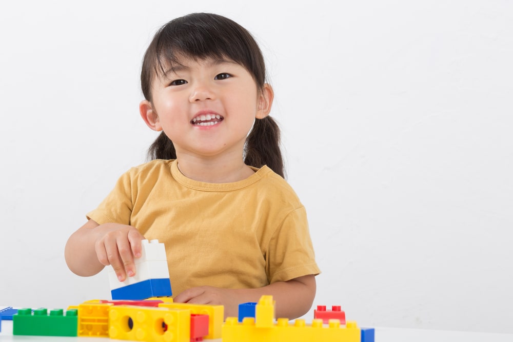 おもちゃで遊ぶ子供